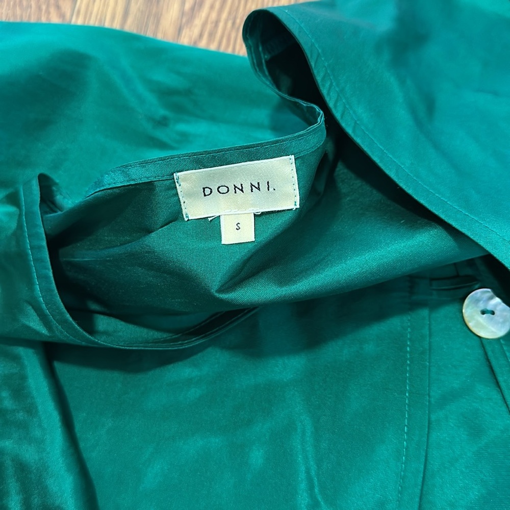 DONNI. Emerald Green Silk V-Neck Button Top - Picture 9 of 9
